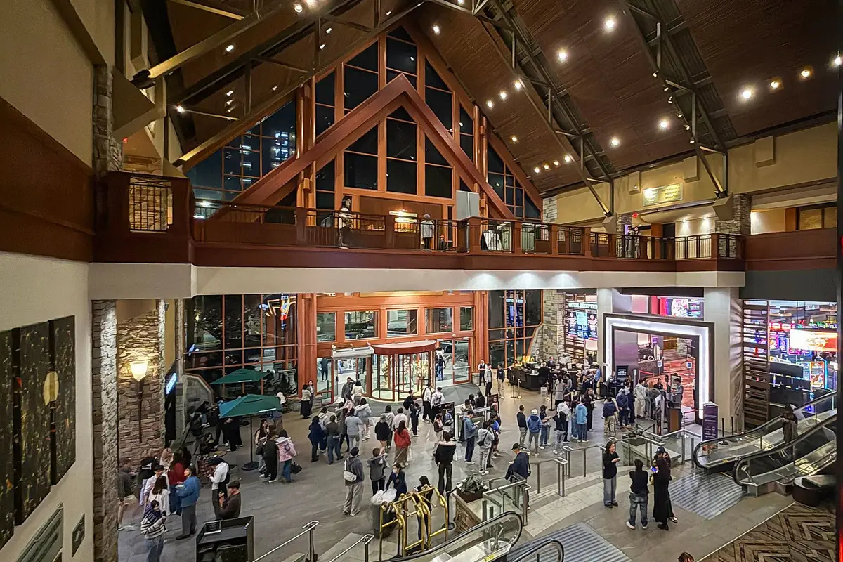 Hall d’entrée en atrium à charpente de bois du River Rock Casino Resort